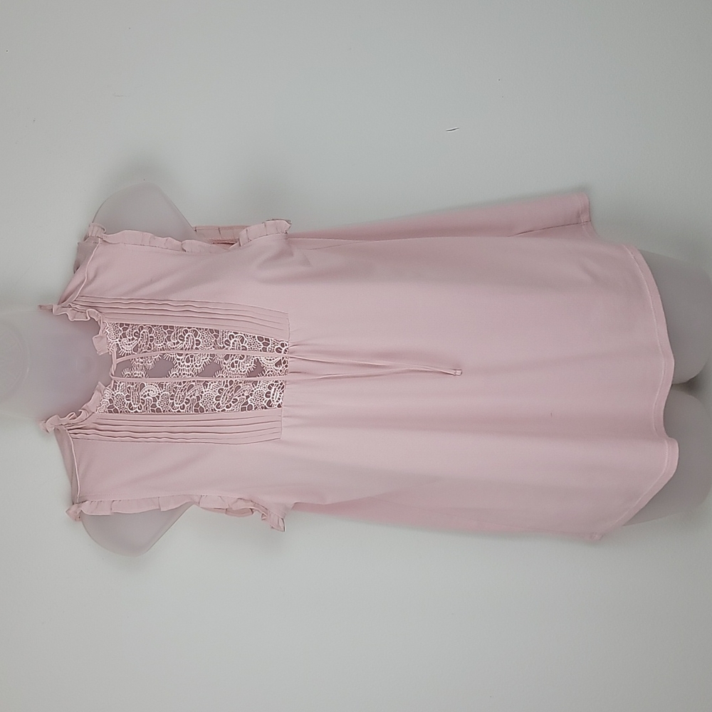 Express Lace Sleeveness Split Neck Blouse with Tie